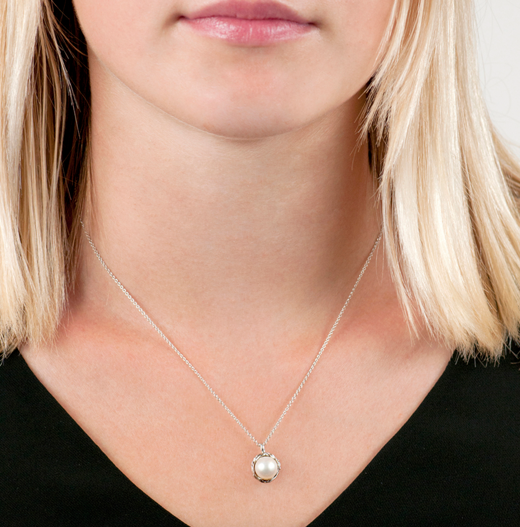 Willow Single Pearl Pendant Necklace