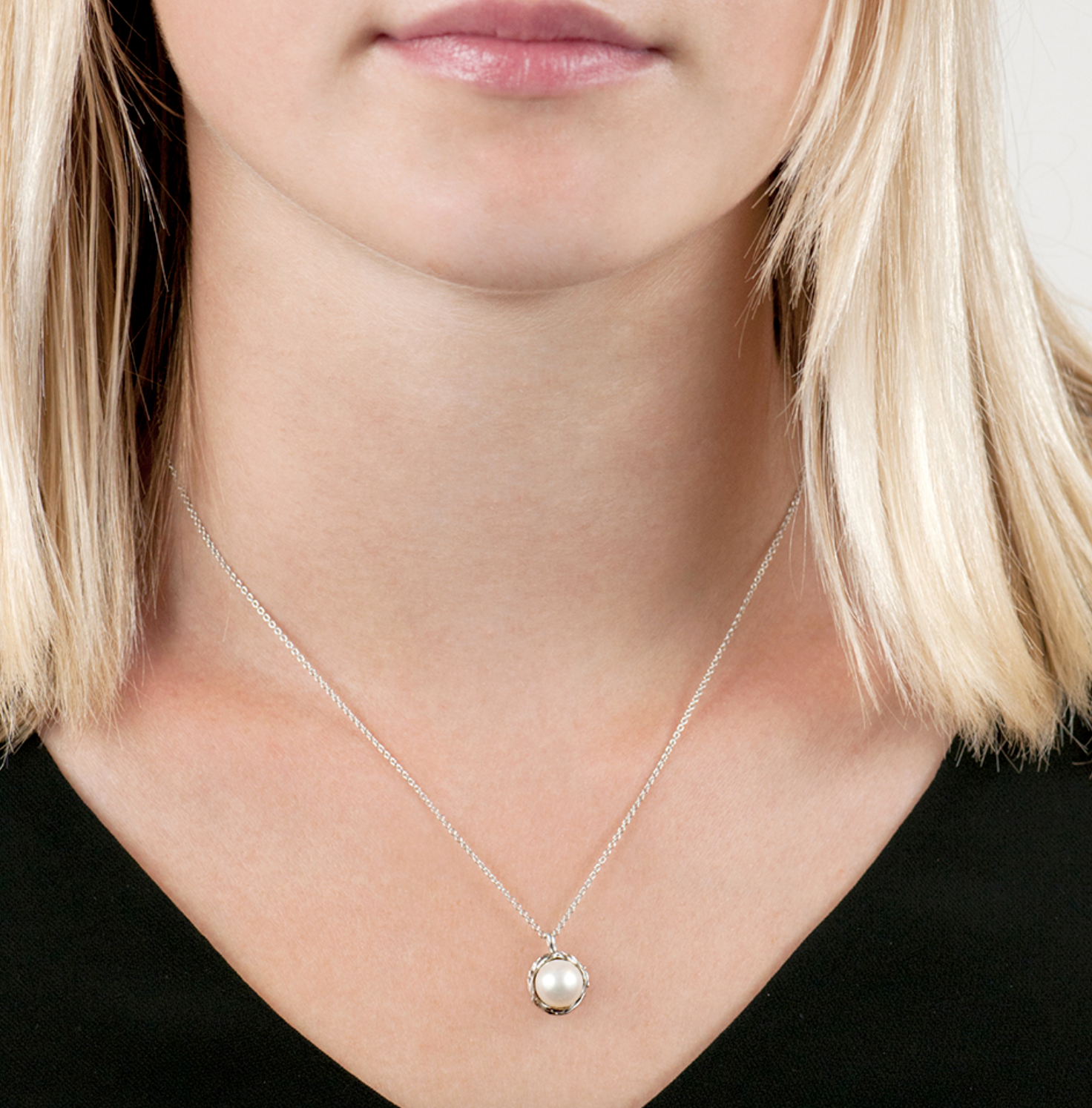 Willow Single Pearl Pendant Necklace